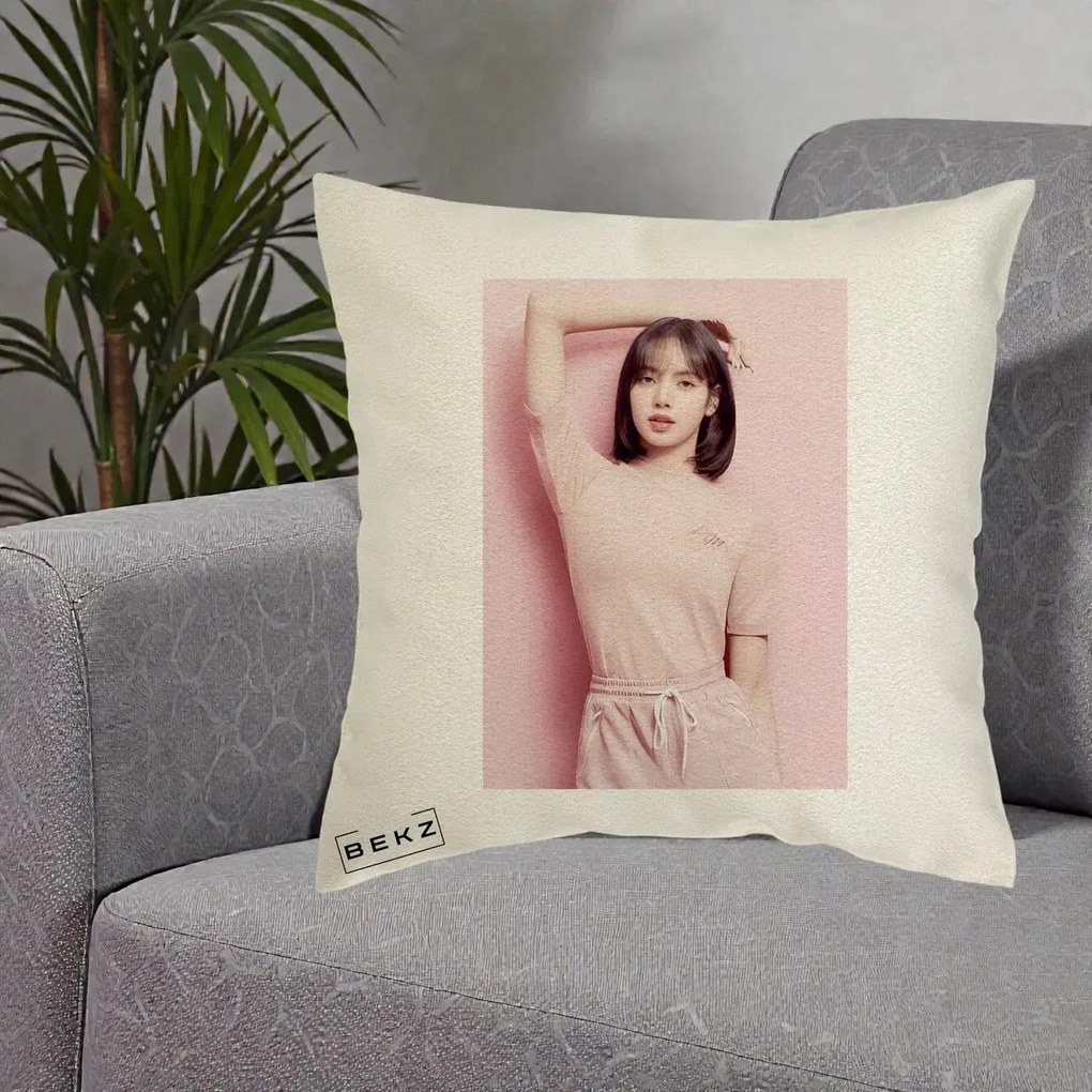 Perna Personalizata K-pop BLACKPINK Lisa Roz, 40x40 cm, Ecru, Husa Detasabila, Perna Inclusa, BEKZ®