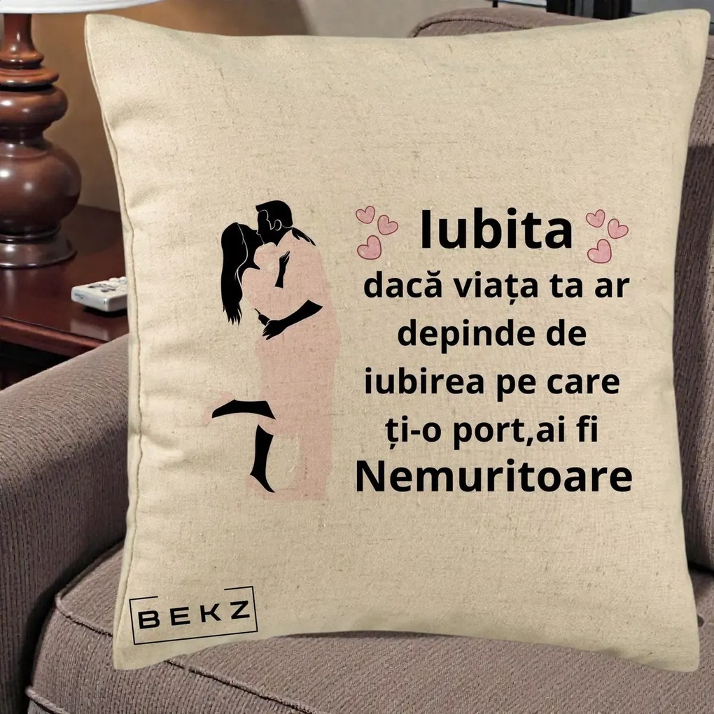 Cadou pentru Iubita - Perna Personalizata Iubita Nemuritoare cu Siluete de Cuplu, 40x40 cm, Bej, Husa Detasabila, Perna Inclusa, BEKZ®