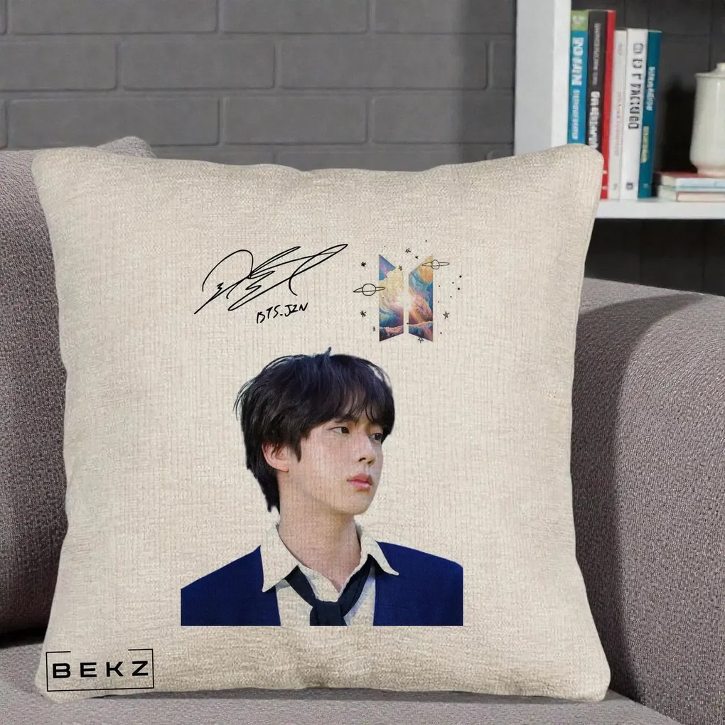 Perna Personalizata K-pop BTS Jin Portret Tinuta Albastra Autograf, 40x40 cm, Bej Canapea, Husa Detasabila, Perna Inclusa, BEKZ®