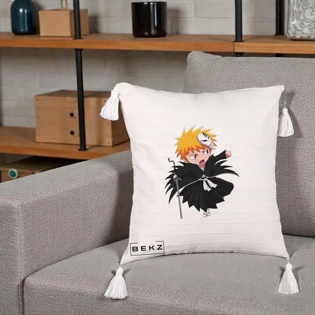 Perna Personalizata Bleach Ichigo Chibi cu Masca, 40x40 cm, Bej cu Franjuri, Husa Detasabila, Perna Inclusa, BEKZ®