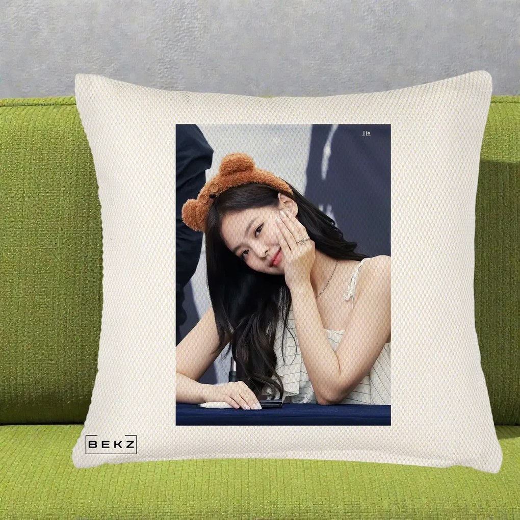 Perna Personalizata K-pop BLACKPINK Jennie Cute cu Diadema Ursulet, 40x40 cm, Crem Reliefat, Husa Detasabila, Perna Inclusa, BEKZ®