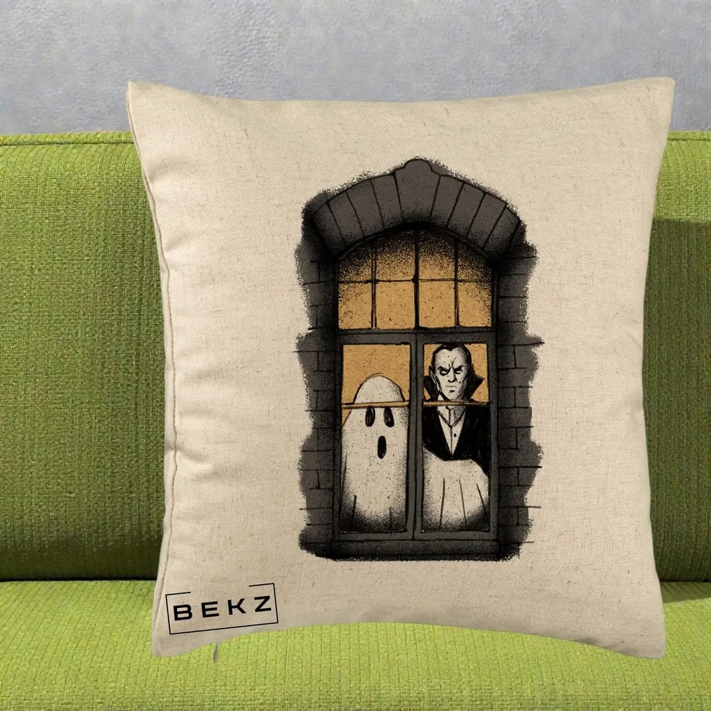 Perna Decorativa Halloween Fantoma si Dracula la Fereastra, 40x40 cm, Bej, Husa Detasabila, Perna Inclusa, BEKZ®