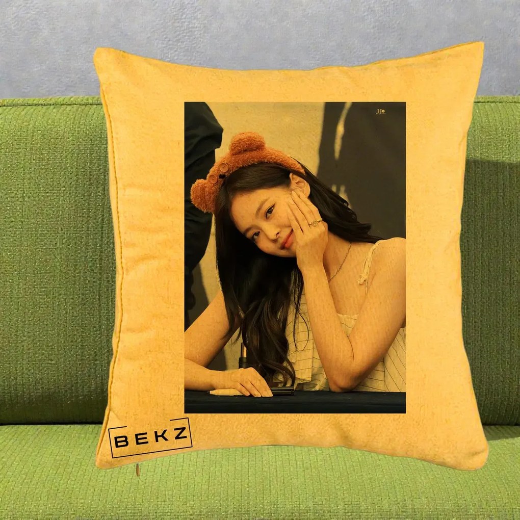 Perna Personalizata K-pop BLACKPINK Jennie Cute cu Diadema Ursulet, 40x40 cm, Galben, Husa Detasabila, Perna Inclusa, BEKZ®