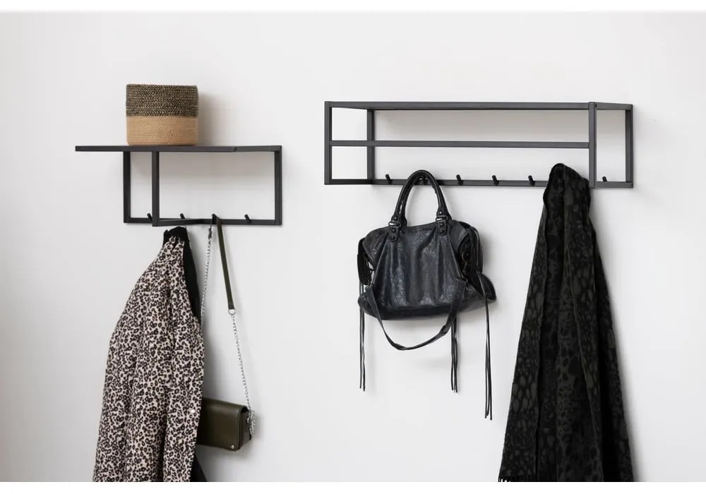 Cuier de perete negru/în culoare naturală cu raft cu aspect de lemn de stejar Seaford – Actona