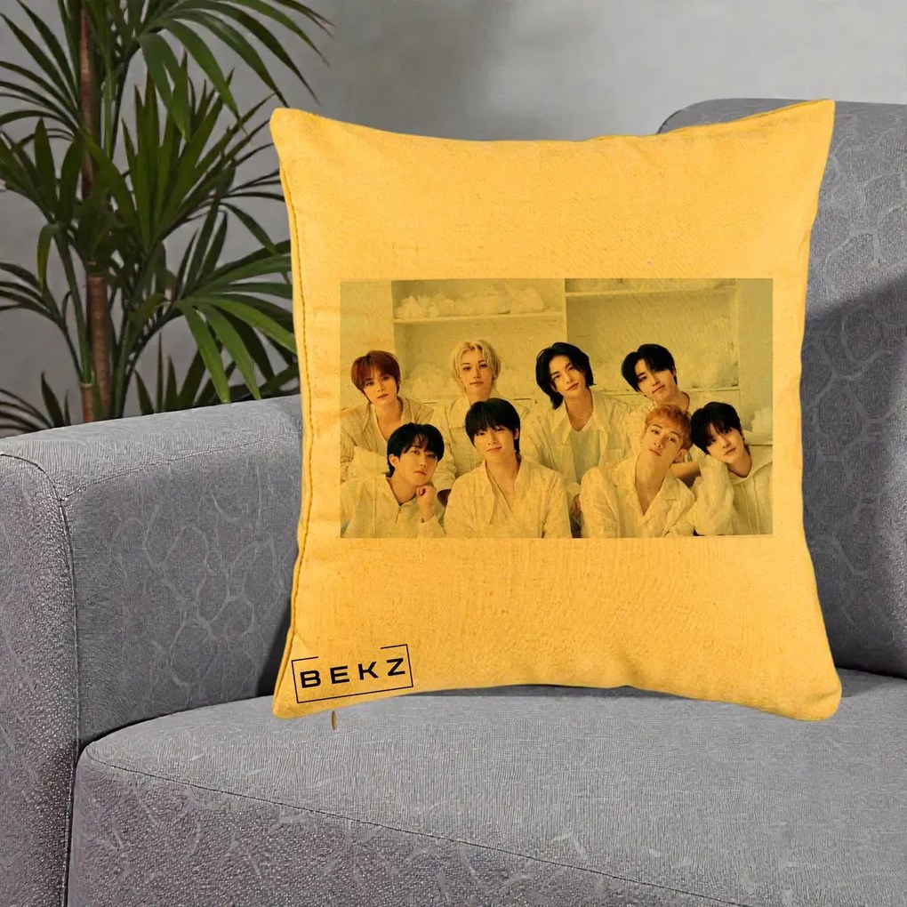 Perna Personalizata K-pop Stray Kids Foto Grup All-White Landscape, 40x40 cm, Galben, Husa Detasabila, Perna Inclusa, BEKZ®