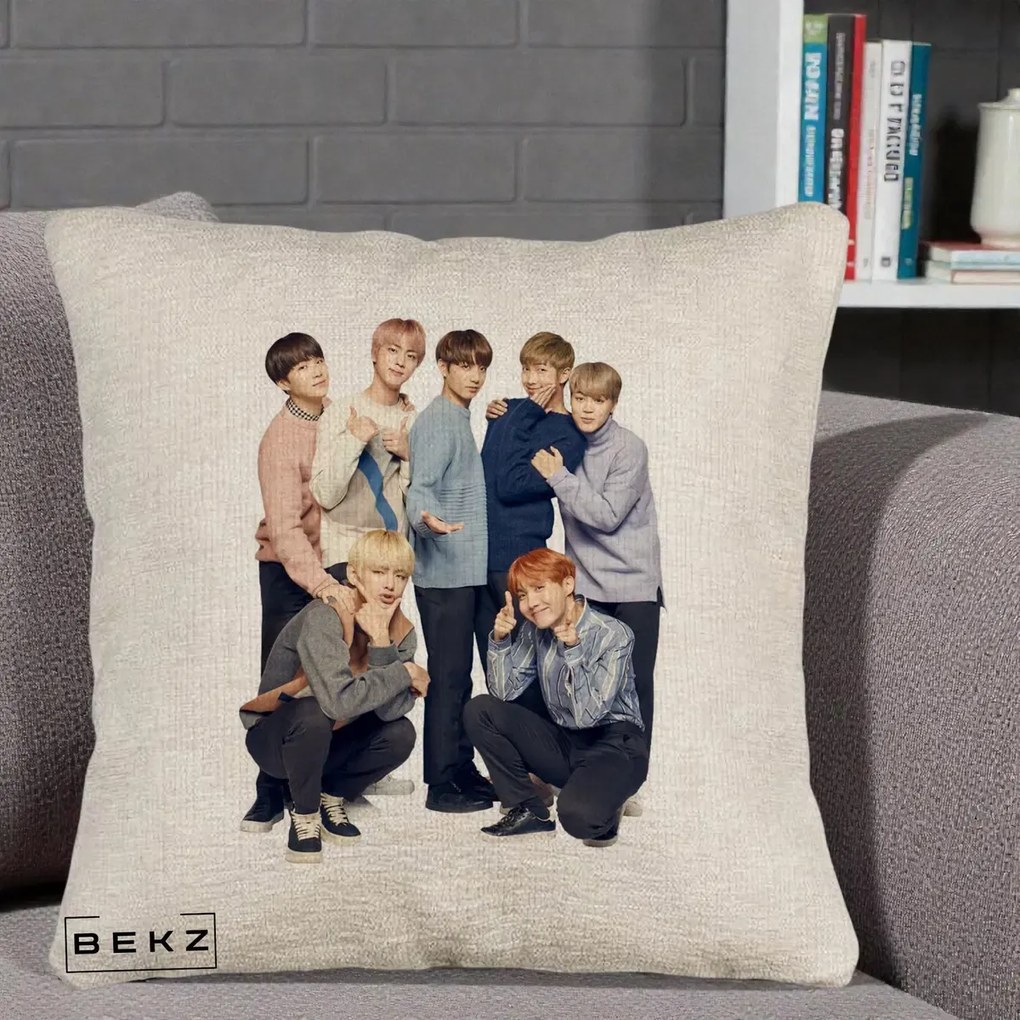 Perna Personalizata K-pop BTS Foto Grup In Picioare Tricoturi, 40x40 cm, Bej Canapea, Husa Detasabila, Perna Inclusa, BEKZ®