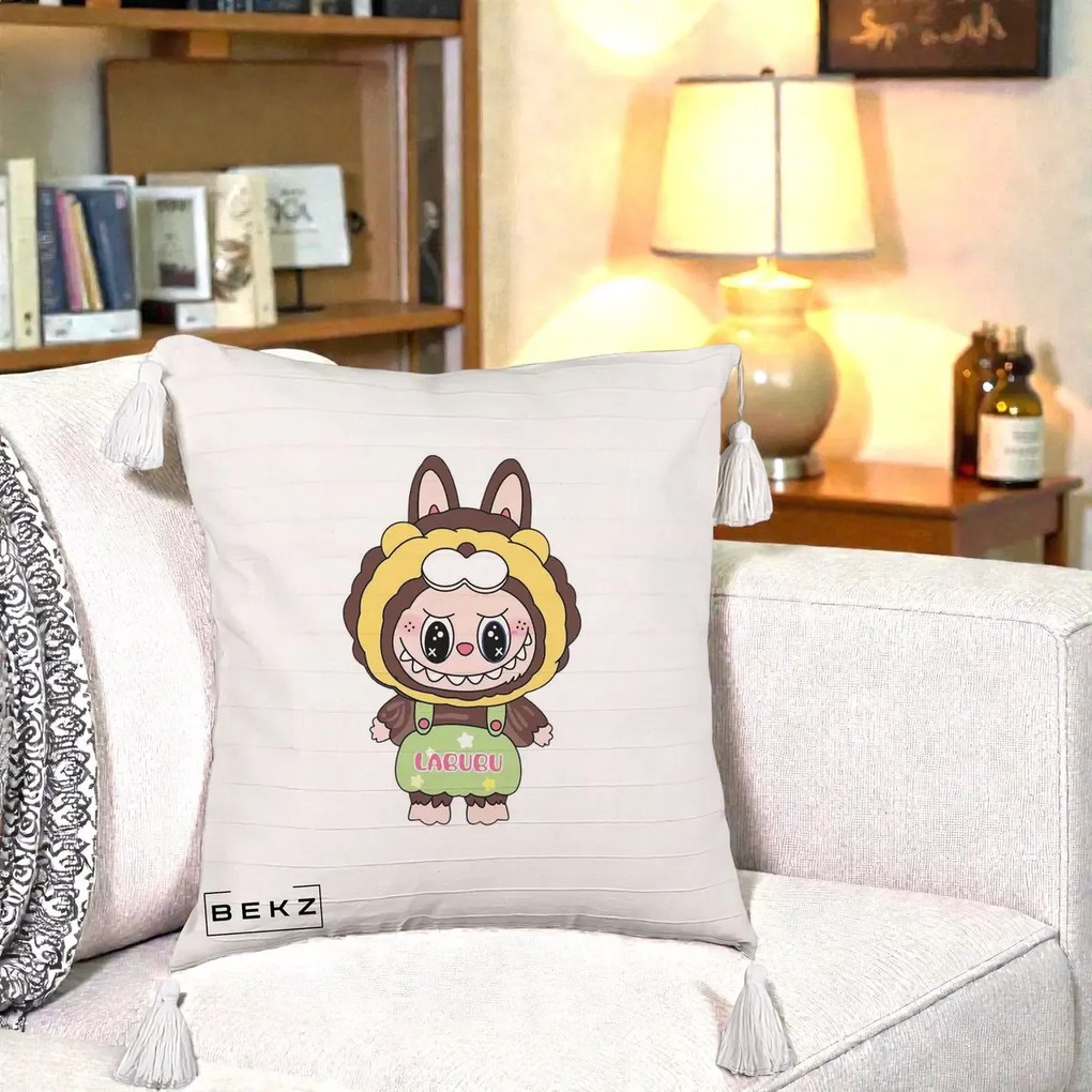 Perna Personalizata Labubu Leu Galben cu Salopeta, 40x40 cm, Bej cu Franjuri, Husa Detasabila, Perna Inclusa, BEKZ®