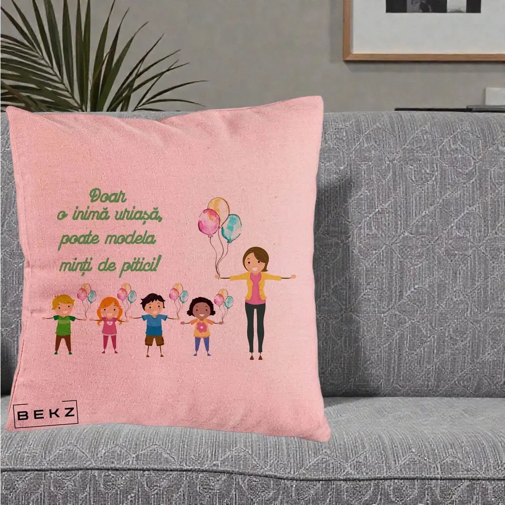 Perna personalizata educatoare: O inima uriasa, minti de pitici, 40x40 cm cu Umplutura, Roz, BEKZ
