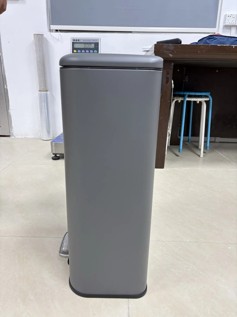 HOMCOM Coș de gunoi dreptunghiular cu pedală 30L, cu găleată interioară detașabilă, închidere silențioasă, mâner, gri închis | Aosom Romania