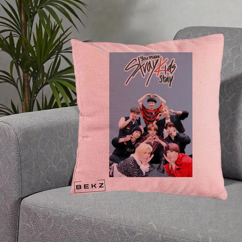 Perna Personalizata K-pop Stray Kids You Make Stray Kids Stay cu Foto Grup, 40x40 cm, Roz, Husa Detasabila, Perna Inclusa, BEKZ®