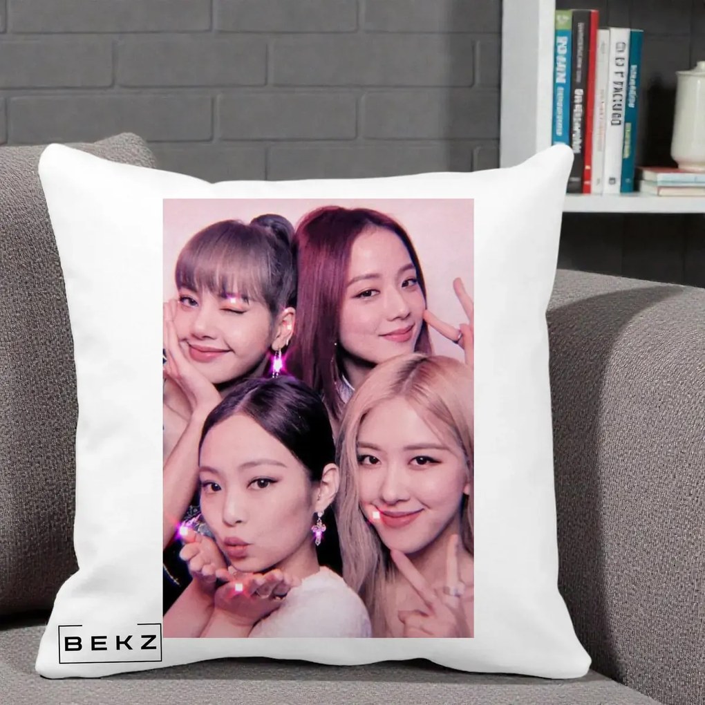 Perna Personalizata K-pop BLACKPINK Foto Grup Selfie Roz cu Glitter, 40x40 cm, Alba Mata, Husa Detasabila, Perna Inclusa, BEKZ®