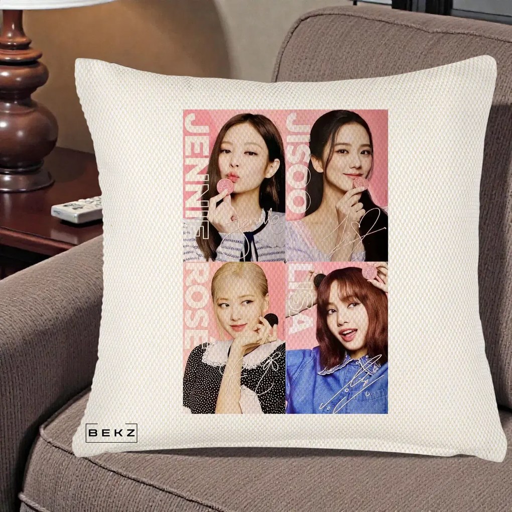Perna Personalizata K-pop BLACKPINK Colaj 4 Portrete cu Semnature, 40x40 cm, Crem Reliefat, Husa Detasabila, Perna Inclusa, BEKZ®