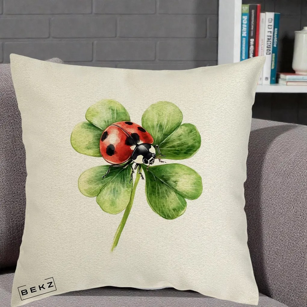 Perna Decorativa Buburuza Norocoasa pe Trifoi cu Patru Foi, 40x40 cm, Ecru, Husa Detasabila, Perna Inclusa, BEKZ®