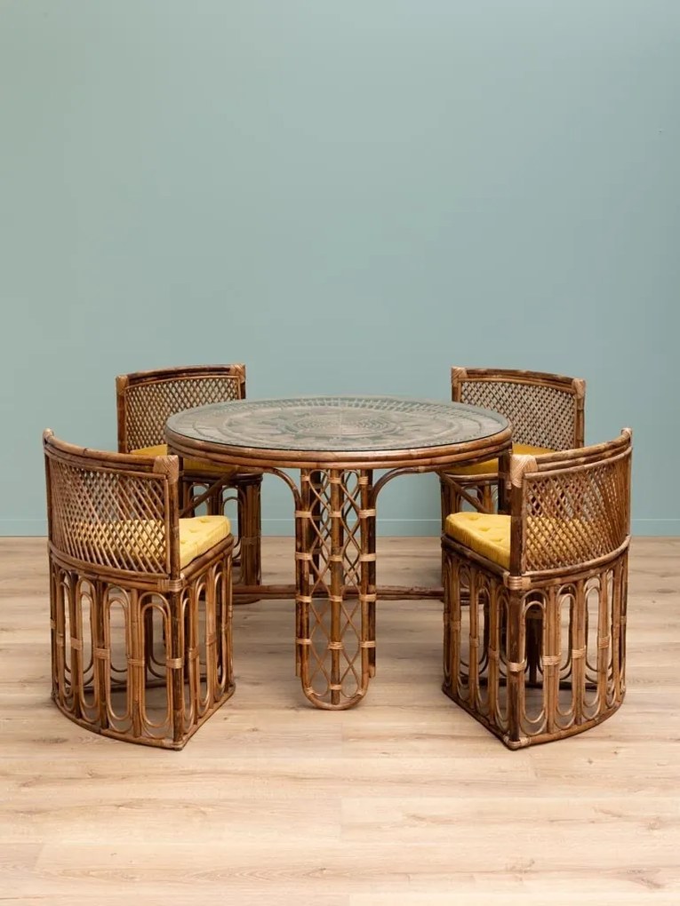 Set dining din ratan împletit manual, maro, masă rotundă cu blat din sticlă și 4 scaune, perne din catifea muștar, aspect vintage, 76 x 109 cm,