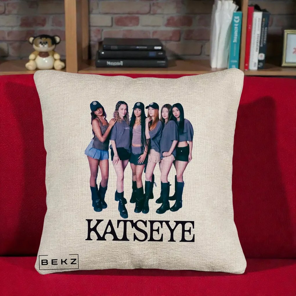 Perna Personalizata K-pop KATSEYE Grup Foto Tinute Gri, 40x40 cm, Bej Canapea, Husa Detasabila, Perna Inclusa, BEKZ®