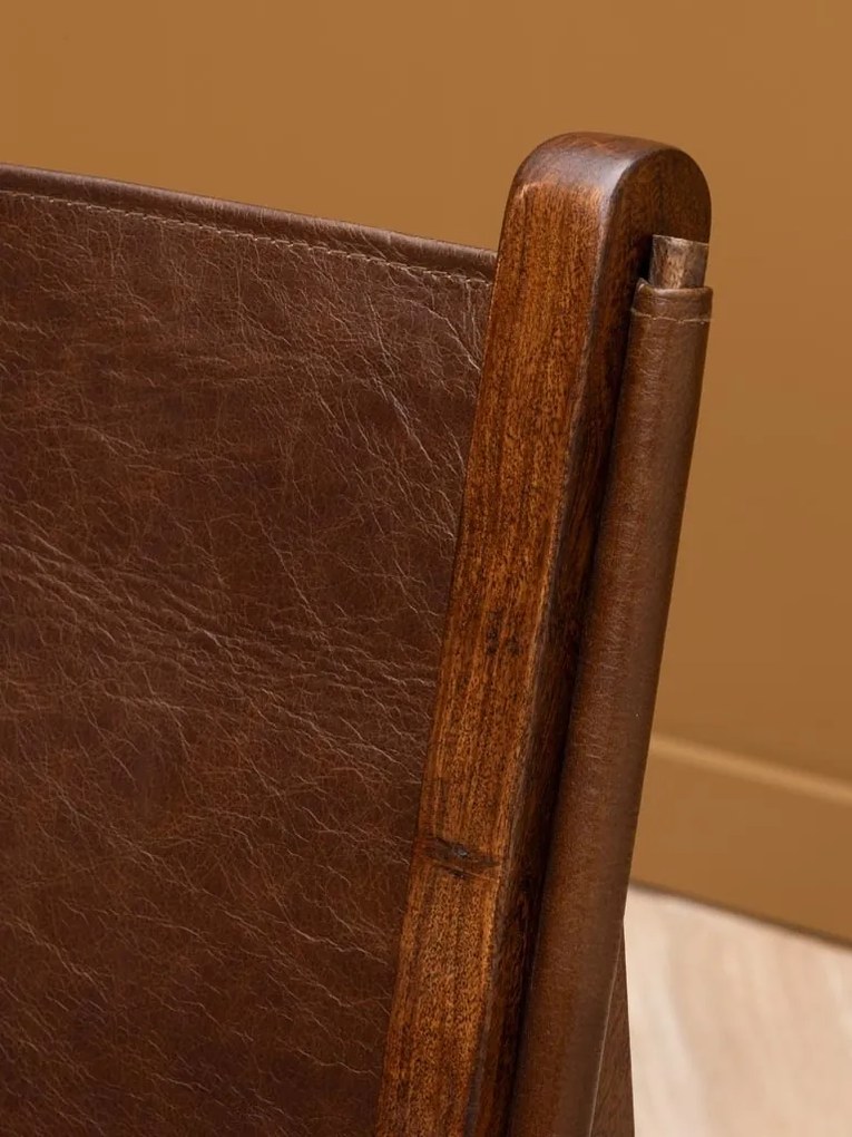Scaun de dining din piele maro, cu structură din lemn de acacia, finisaj natural lucios, 90×60×66 cm, „Arius"