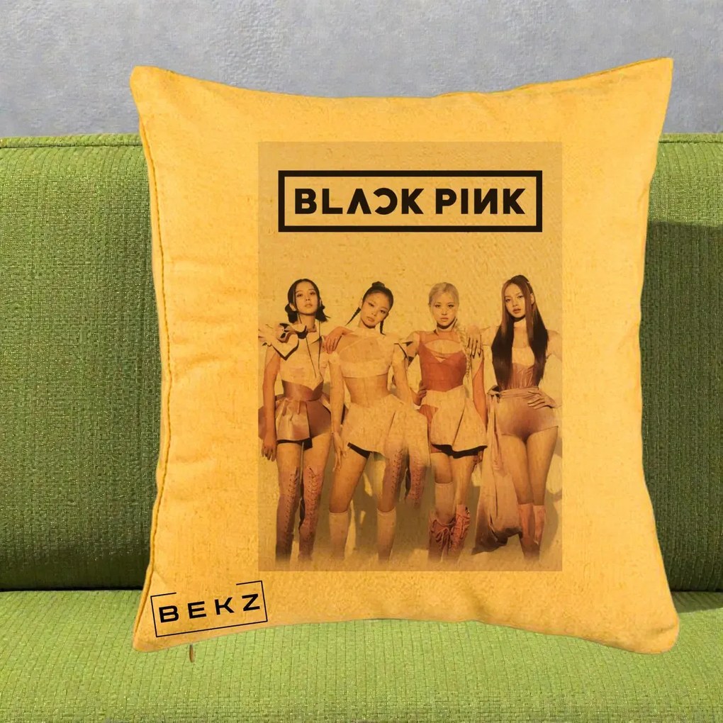 Perna Personalizata K-pop BLACKPINK Poster Roz Tinute Coordonate, 40x40 cm, Galben, Husa Detasabila, Perna Inclusa, BEKZ®