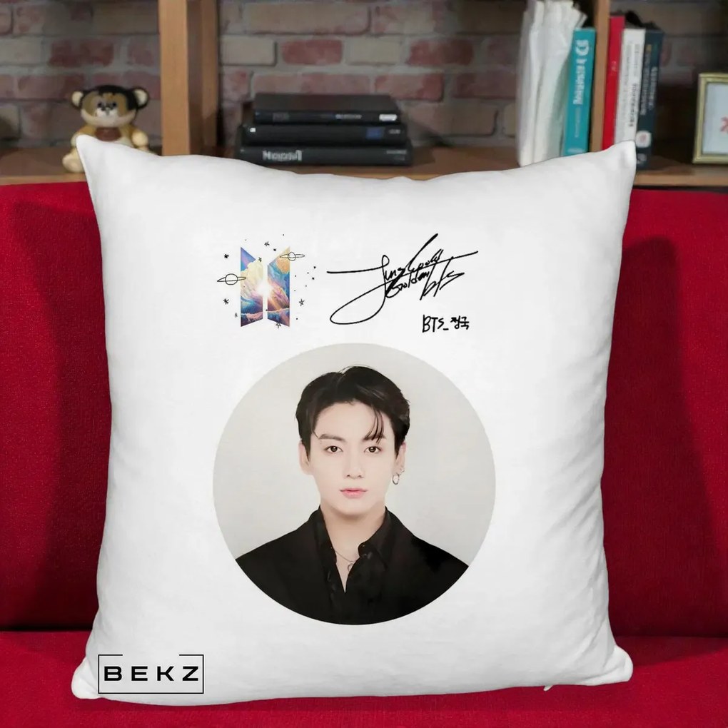 Perna Personalizata K-pop BTS Jungkook Portret cu Autograf, 40x40 cm, Alb Pufos, Husa Detasabila, Perna Inclusa, BEKZ®