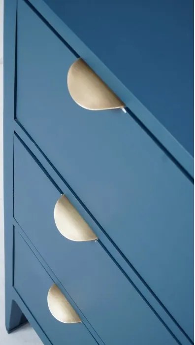 Comodă cu 3 sertare mid century, din lemn de pin, albastru, cu picioare de lemn și mânere metalice semirotunde, 90 x 90 x 45 cm, „Ernest”