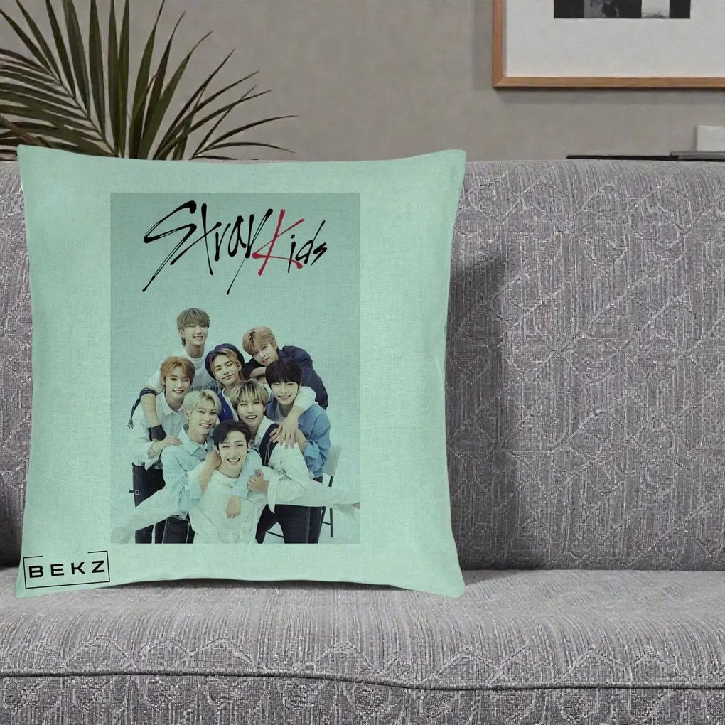 Perna Personalizata K-pop Stray Kids cu Foto Grup Alb-Albastru, 40x40 cm, Verde Menta, Husa Detasabila, Perna Inclusa, BEKZ®