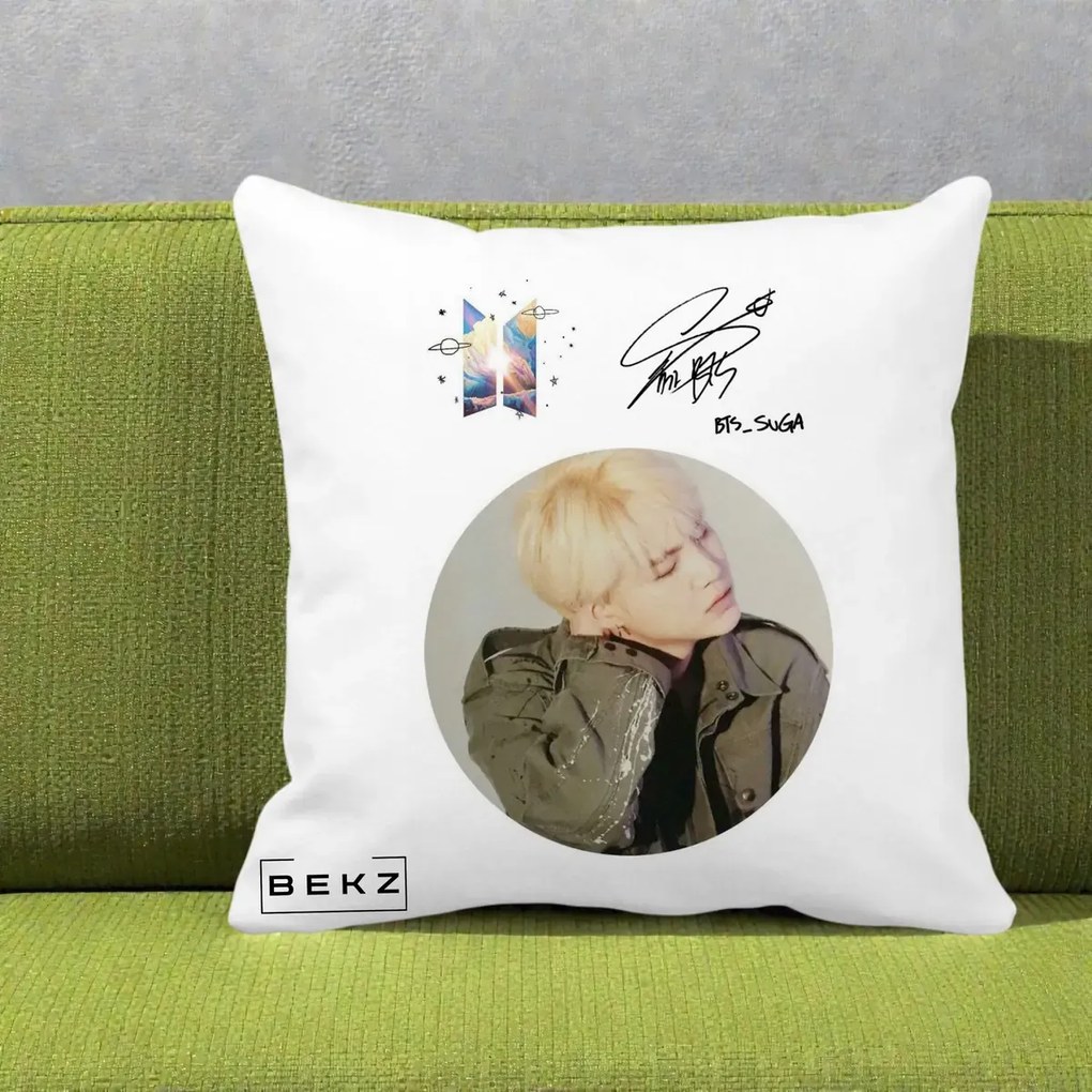 Perna Personalizata K-pop BTS Suga Portret cu Autograf, 40x40 cm, Alba Mata, Husa Detasabila, Perna Inclusa, BEKZ®