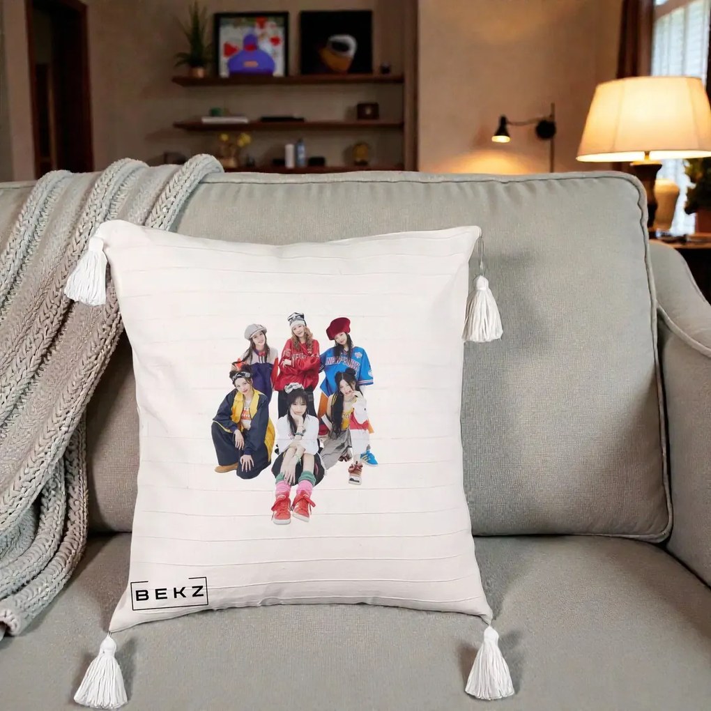 Perna Personalizata Grup K-pop Fete Streetwear Foto, 40x40 cm, Bej cu Franjuri, Husa Detasabila, Perna Inclusa, BEKZ®