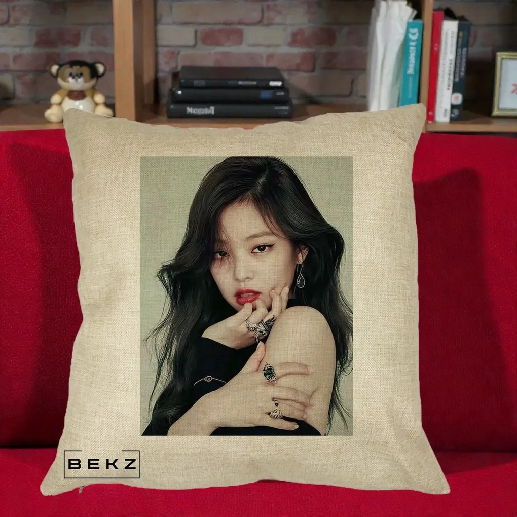 Perna Personalizata K-pop BLACKPINK Jennie Editorial Negru cu Inele, 40x40 cm, Crem, Husa Detasabila, Perna Inclusa, BEKZ®