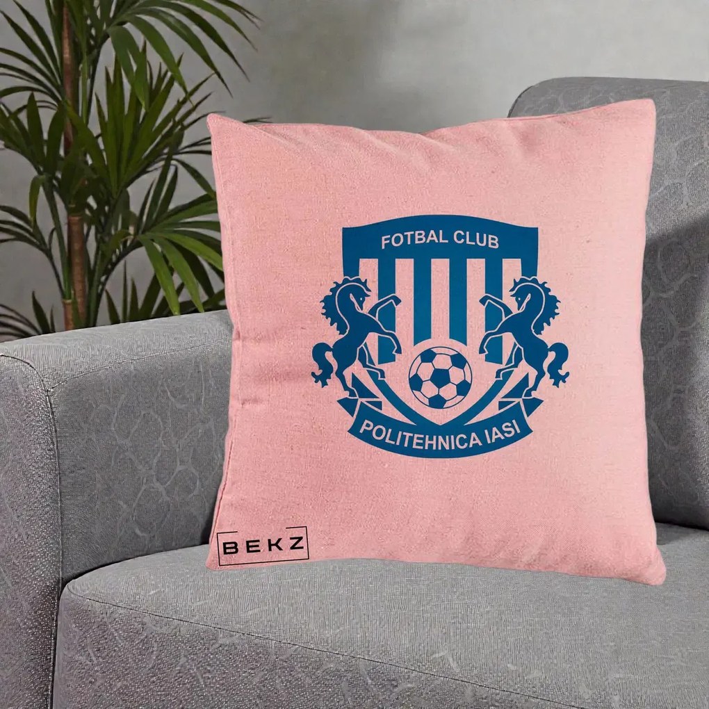 Perna Personalizata FC Politehnica Iasi Fotbal, 40x40 cm, Roz, Husa Detasabila, Perna Inclusa, BEKZ®