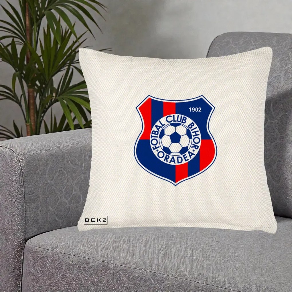Perna Personalizata FC Bihor Oradea 1902 Fotbal, 40x40 cm, Crem Reliefat, Husa Detasabila, Perna Inclusa, BEKZ®