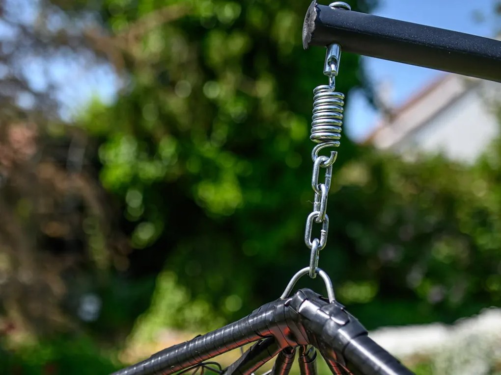 Scaun suspendat negru KOKON cu suport, perna deschisa