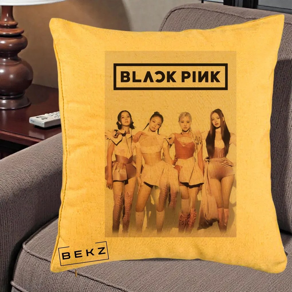 Perna Personalizata K-pop BLACKPINK Poster Roz Tinute Coordonate, 40x40 cm, Galben, Husa Detasabila, Perna Inclusa, BEKZ®