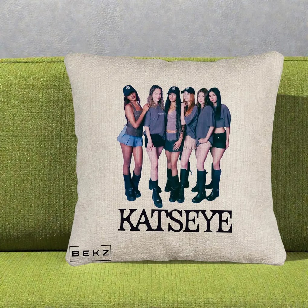 Perna Personalizata K-pop KATSEYE Grup Foto Tinute Gri, 40x40 cm, Bej Canapea, Husa Detasabila, Perna Inclusa, BEKZ®