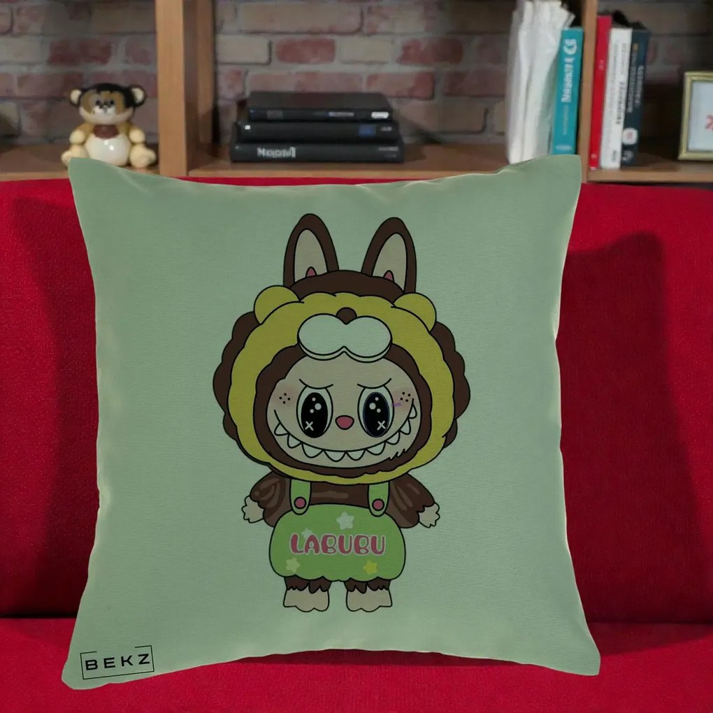 Perna Personalizata Labubu Leu Galben cu Salopeta, 40x40 cm, Verde, Husa Detasabila, Perna Inclusa, BEKZ®