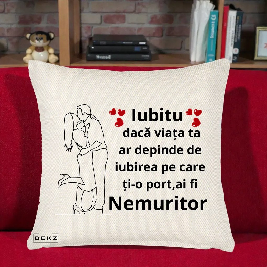 Cadou pentru Iubit - Perna Personalizata Iubitu Nemuritor cu Cuplu Line-Art si Inimi Rosii, 40x40 cm, Crem Reliefat, Husa Detasabila, Perna Inclusa, BEKZ®