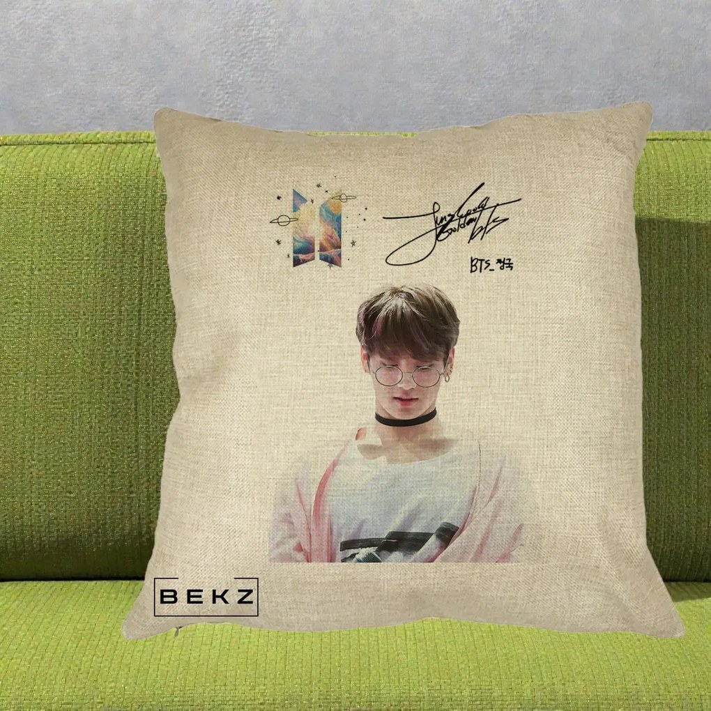 Perna Personalizata K-pop BTS Jungkook Portret cu Ochelari Autograf, 40x40 cm, Crem, Husa Detasabila, Perna Inclusa, BEKZ®