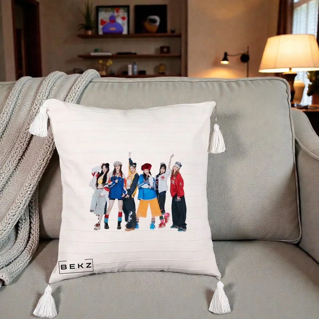 Perna Personalizata Grup K-pop Fete in Picioare Foto, 40x40 cm, Bej cu Franjuri, Husa Detasabila, Perna Inclusa, BEKZ®