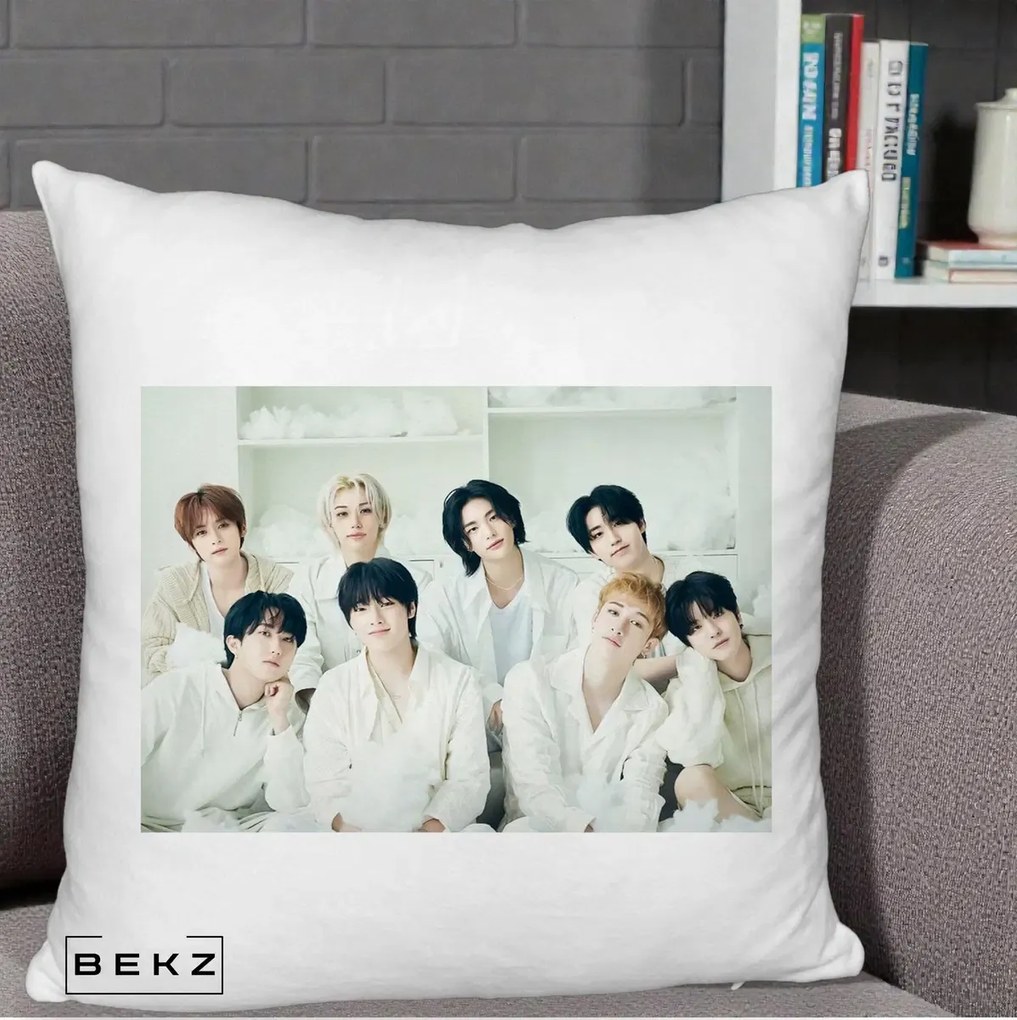 Perna Personalizata K-pop Stray Kids Foto Grup Alb All-White cu 8 Membrii, 40x40 cm, Alb Pufos, Husa Detasabila, Perna Inclusa, BEKZ®