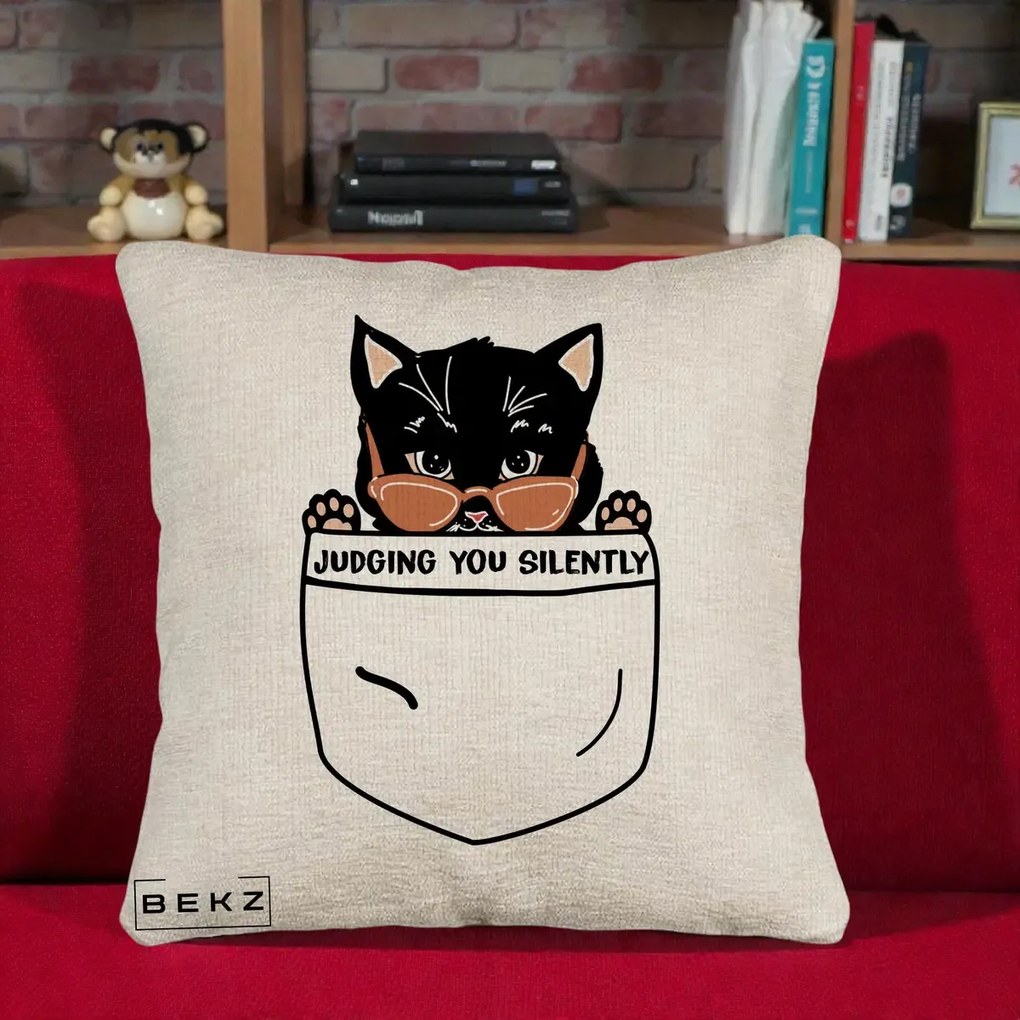 Perna Decorativa Judging You Silently Pisica Buzunar, 40x40 cm, Bej Canapea, Husa Detasabila, Perna Inclusa, BEKZ®