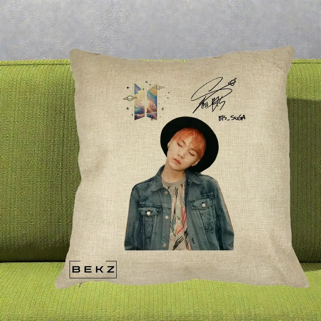 Perna Personalizata K-pop BTS Suga par Portocaliu Palarie Autograf, 40x40 cm, Crem, Husa Detasabila, Perna Inclusa, BEKZ®