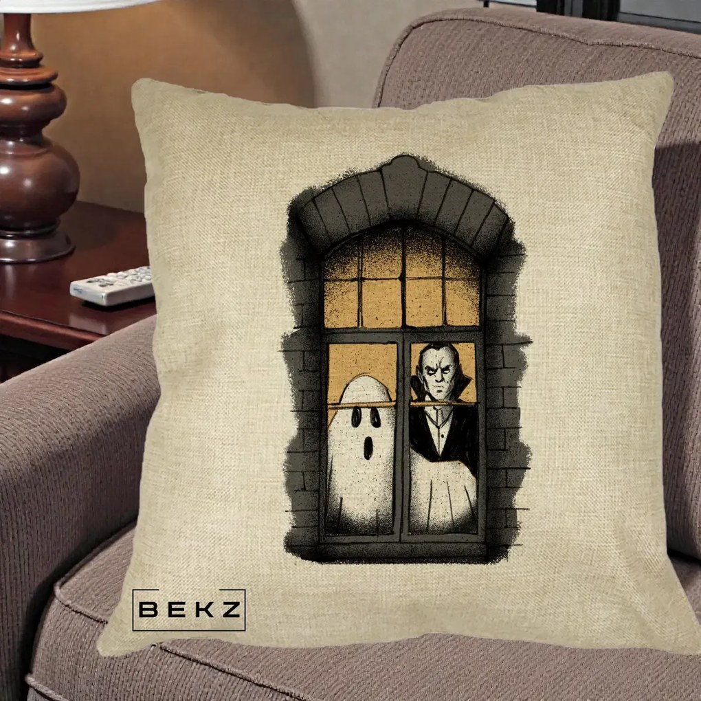 Perna Decorativa Halloween Fantoma si Dracula la Fereastra, 40x40 cm, Crem, Husa Detasabila, Perna Inclusa, BEKZ®