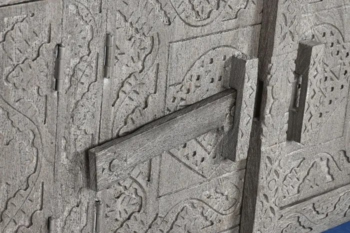 Comodă TV sculptată lungă din lemn masiv, gri, cu 6 uși, 3 rafturi și zăvoare din lemn, finisaj patinat, 61 x 200 x 40 cm, „Arvane”