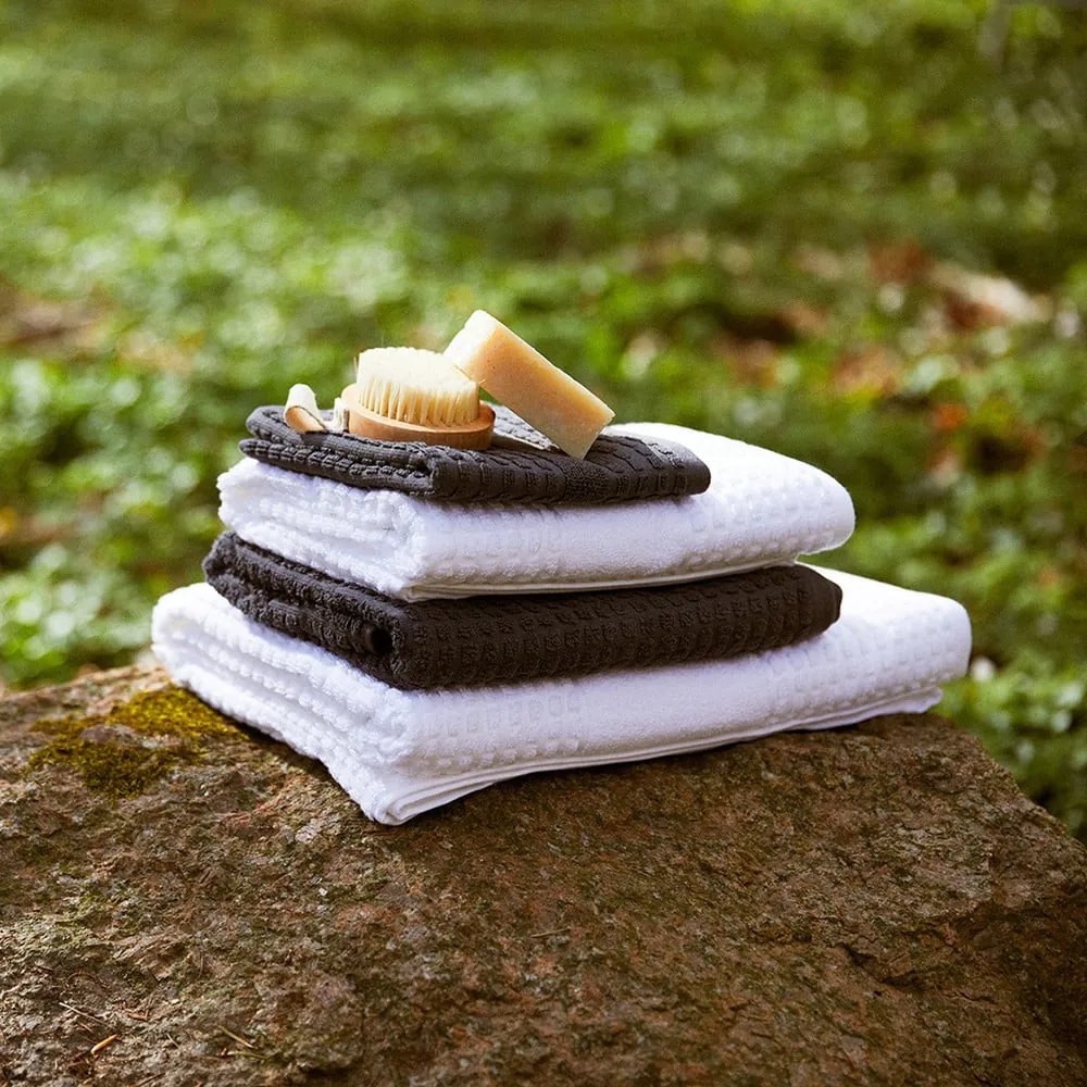 Prosop gri închis din bumbac organic din frotir 50x100 cm Check – JUNA