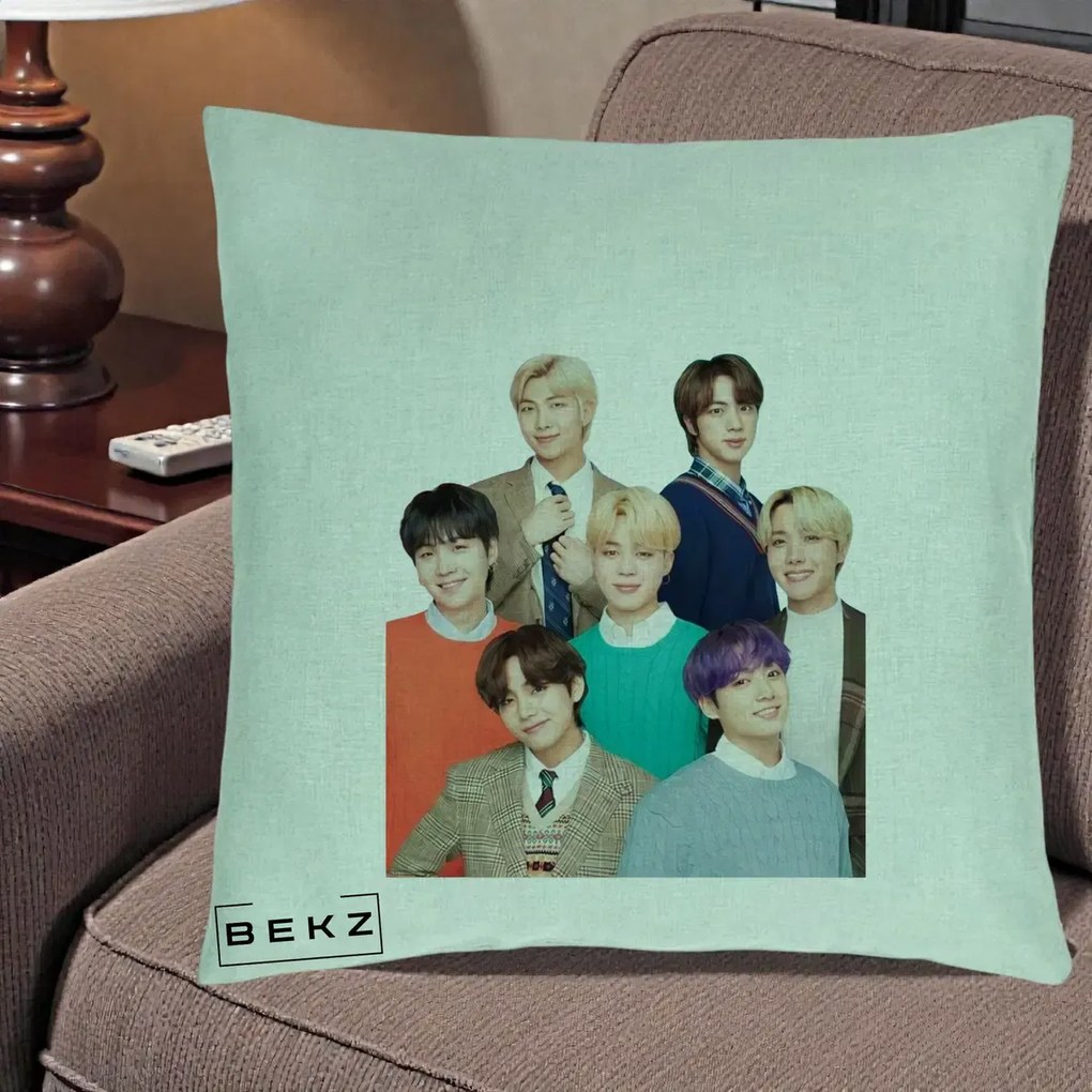 Perna Personalizata K-pop BTS Fotografie Grup Tinute Elegante, 40x40 cm, Verde Menta, Husa Detasabila, Perna Inclusa, BEKZ®