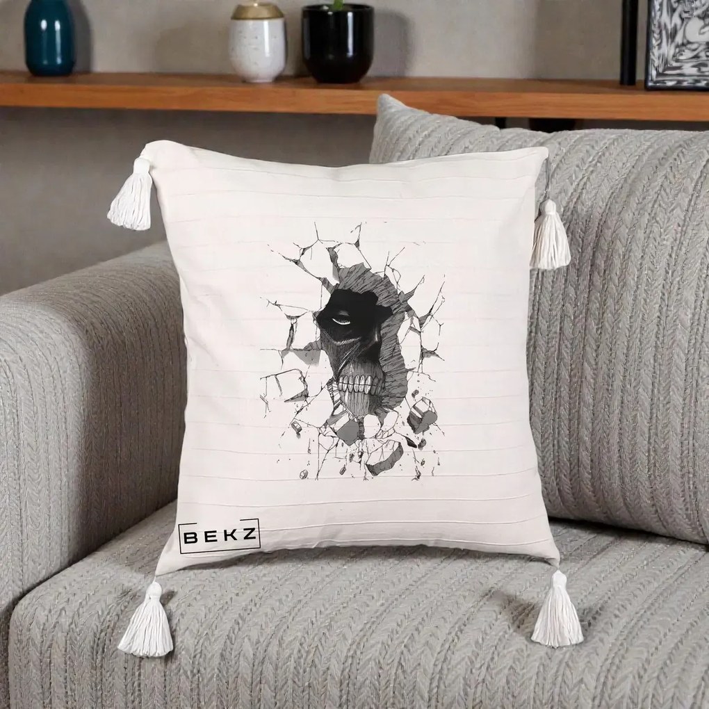 Perna Personalizata Attack on Titan Titan Crapand Zidul, 40x40 cm, Bej cu Franjuri, Husa Detasabila, Perna Inclusa, BEKZ®