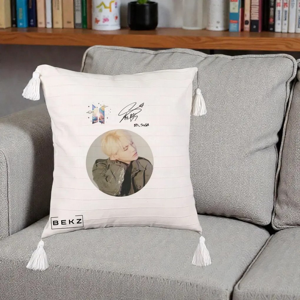 Perna Personalizata K-pop BTS Suga Portret cu Autograf, 40x40 cm, Bej cu Franjuri, Husa Detasabila, Perna Inclusa, BEKZ®