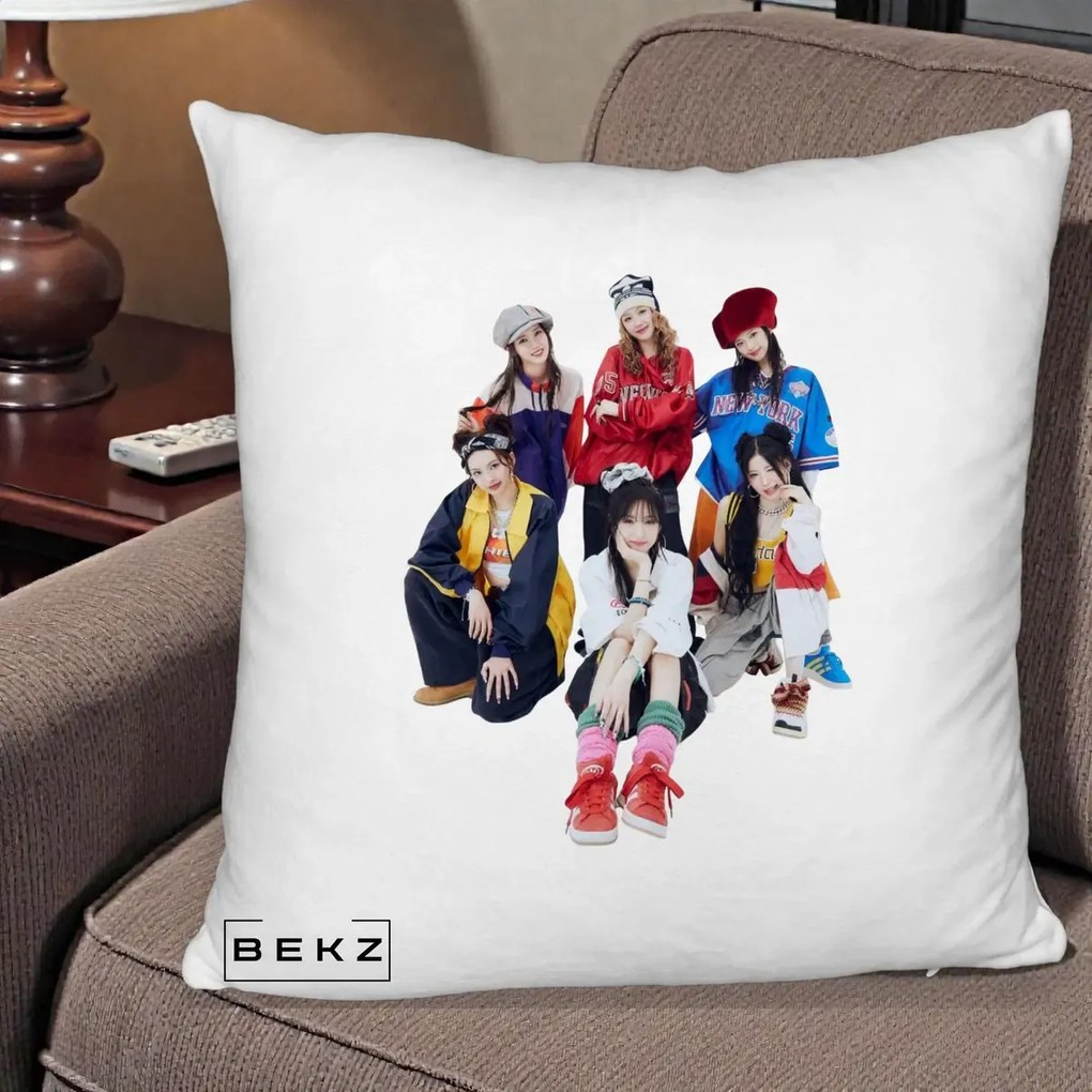 Perna Personalizata Grup K-pop Fete Streetwear Foto, 40x40 cm, Alb Pufos, Husa Detasabila, Perna Inclusa, BEKZ®