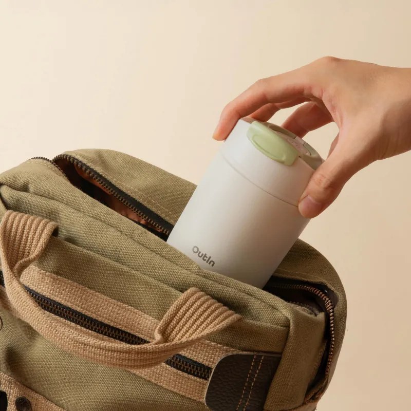 Ceasca termica Outin Travel Tumbler, 350 ml, Mentine cald 6 ore, Rece 12 ore, Otel inoxidabil 316L, Pereti dubli, Izolatie sub vid, Alb nisipos