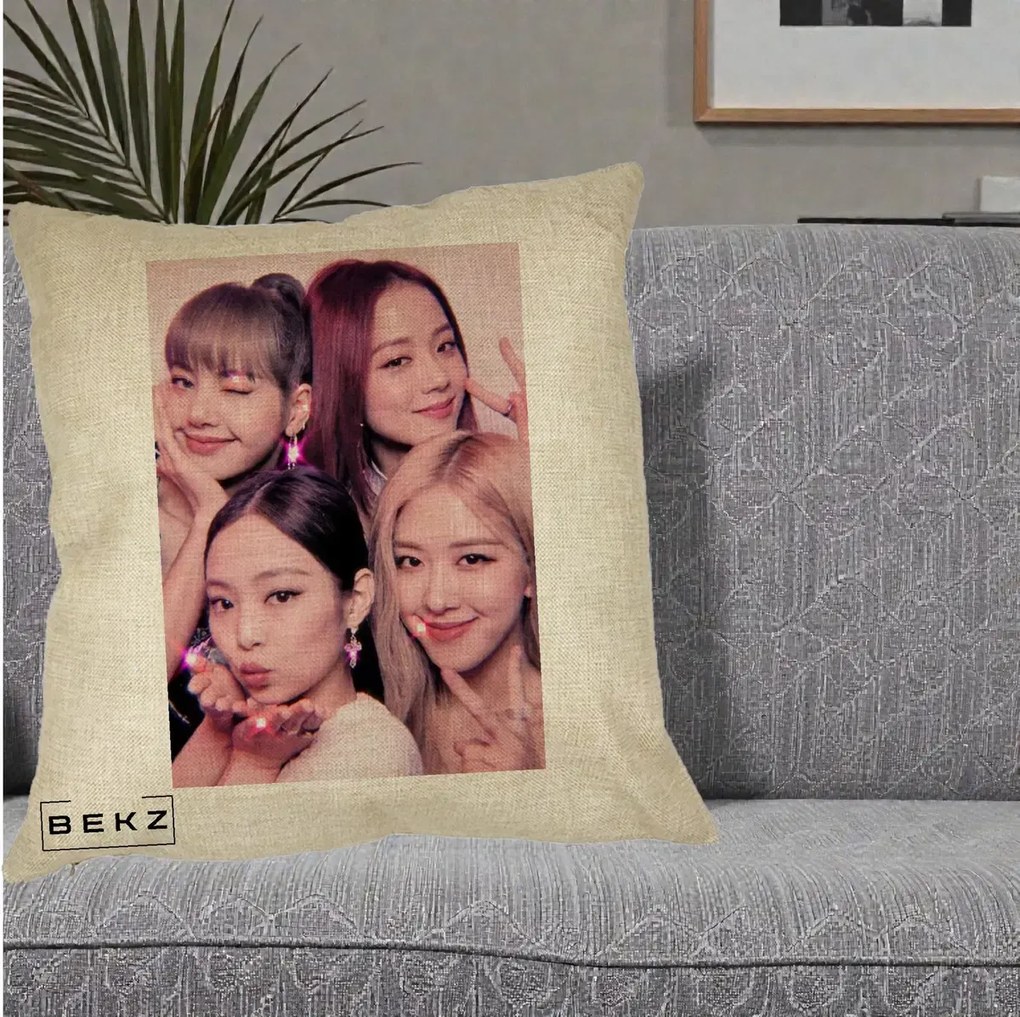 Perna Personalizata K-pop BLACKPINK Foto Grup Selfie Roz cu Glitter, 40x40 cm, Crem, Husa Detasabila, Perna Inclusa, BEKZ®