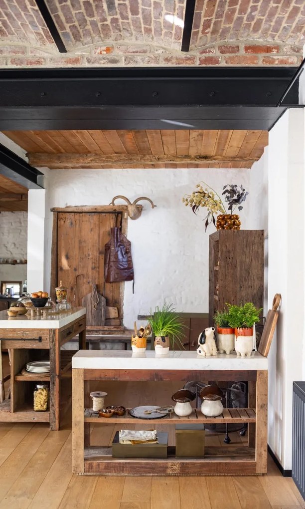 Consola din lemn reciclat si marmura, aspect rustic, Greta