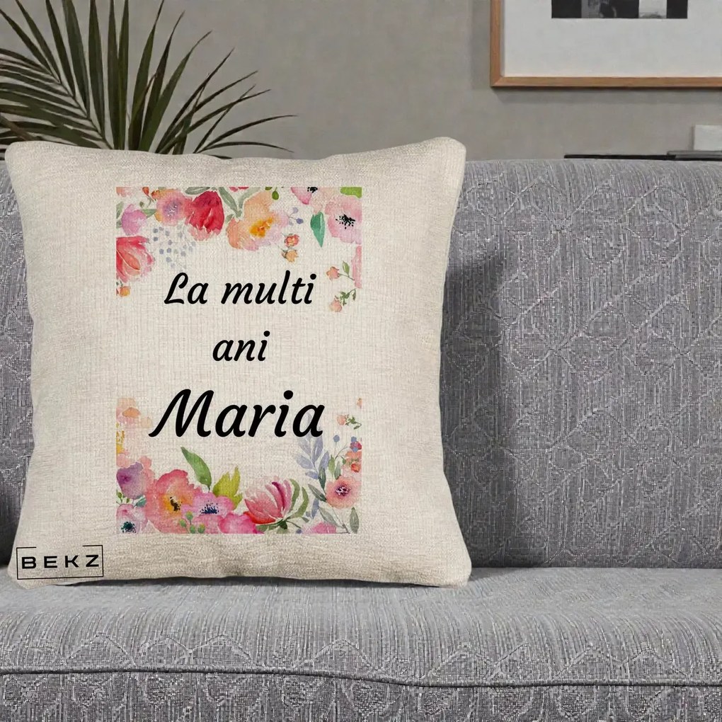 Cadou de Onomastica - Perna Personalizata La Multi Ani Maria Flori Acuarela, 40x40 cm, Bej Canapea, Husa Detasabila, Perna Inclusa, BEKZ®